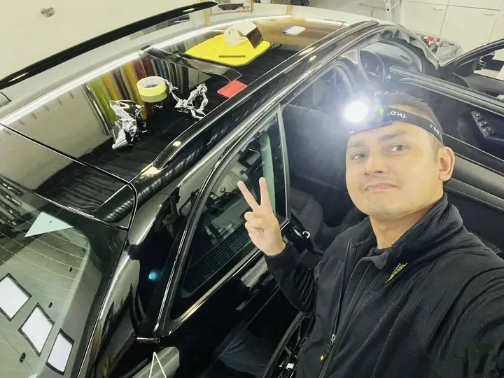 Glenn aan het werk in een auto met een hoofdlamp