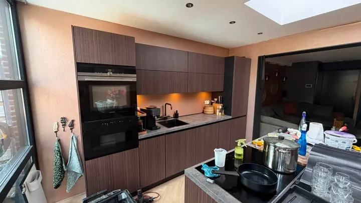 Keuken in bruine en matzwarte houtstructuur