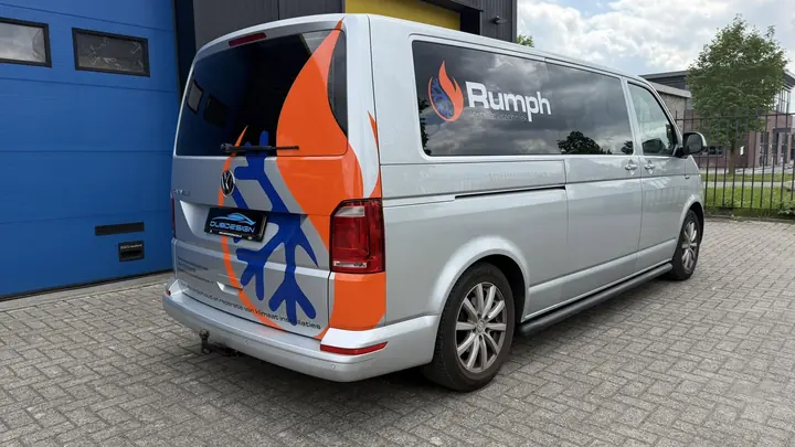 Belettering op de bus van Rumph installatietechniek