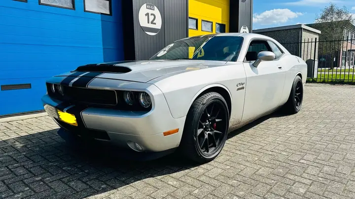 Challenger-striping over de motorkap