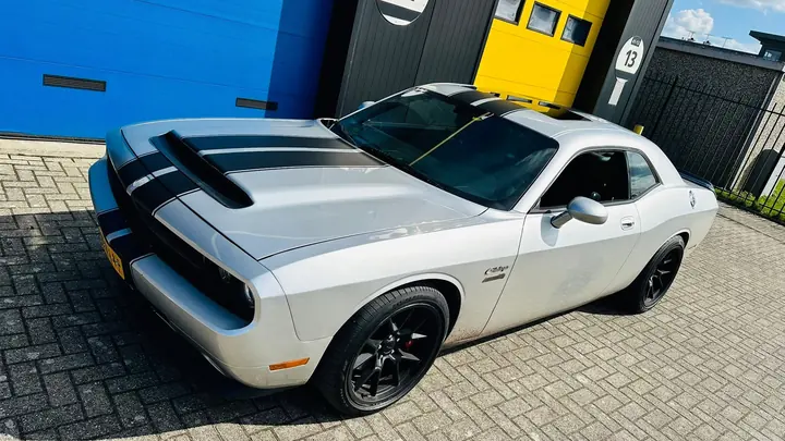Dodge Challenger met middenstriping