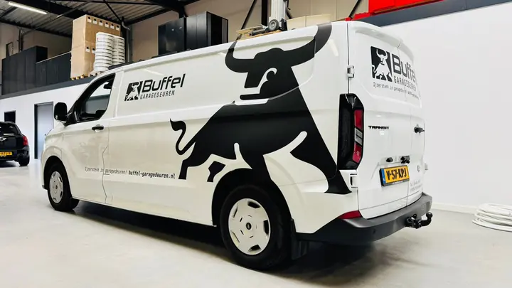 Bedrijfsbus van Buffelmontage met contourgesneden logo