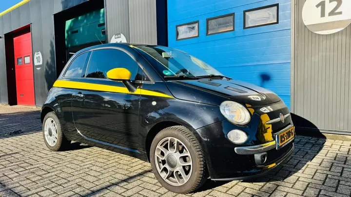 Fiat 500 met gele striping en spiegelkappen