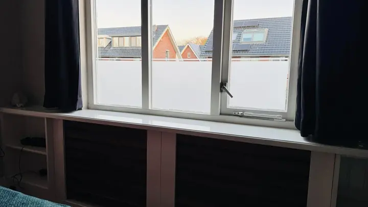 Etsfolie op een slaapkamerraam