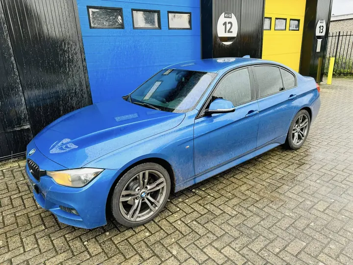 Blauwe BMW 3-serie, getint
