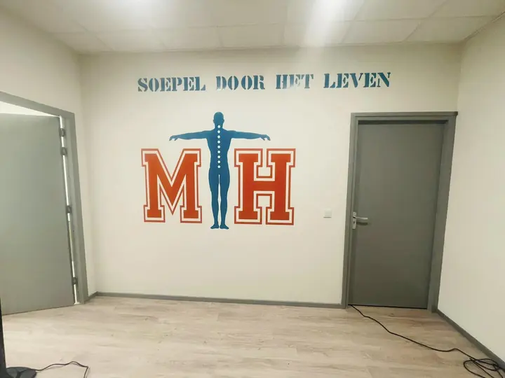 Wandlogo voor Manuele Therapie Hoogeveen