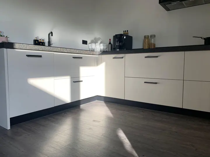 Keuken gewrapt in wit met zwarte accenten