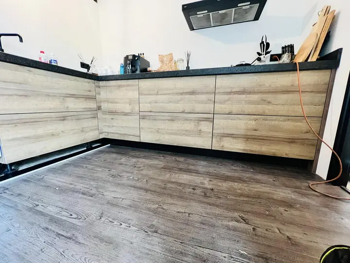 Keuken gewrapt in een houtmotief