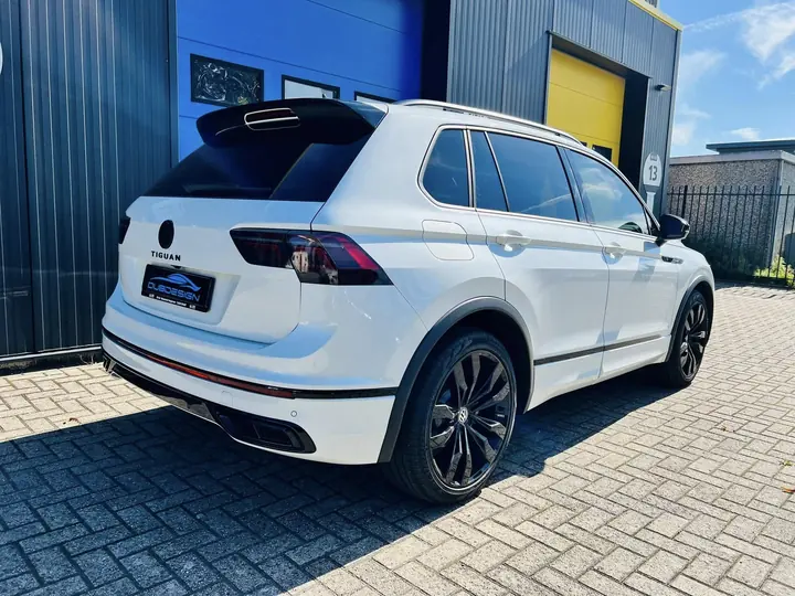 Witte Volkswagen Tiguan met zwarte ramen