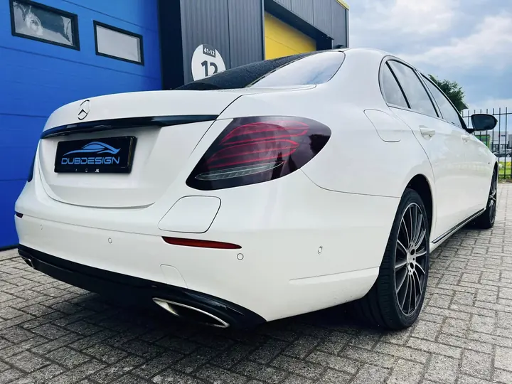 Mercedes E-klasse, achterlichten gesmoked