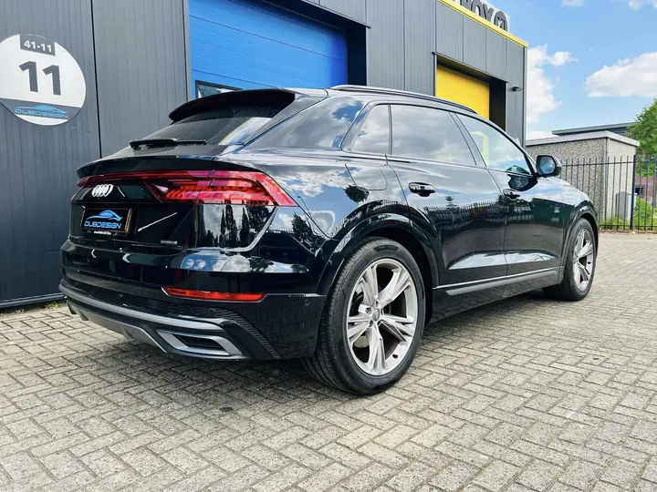 Audi Q8 met donkere achterruiten