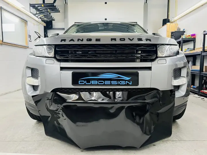 Bumper van een Range Rover wordt gewrapt