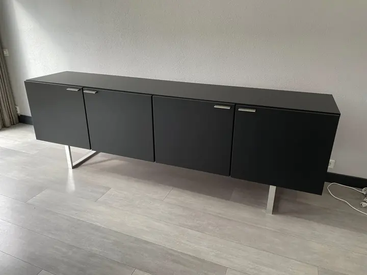 Dressoir gewrapt in matzwart