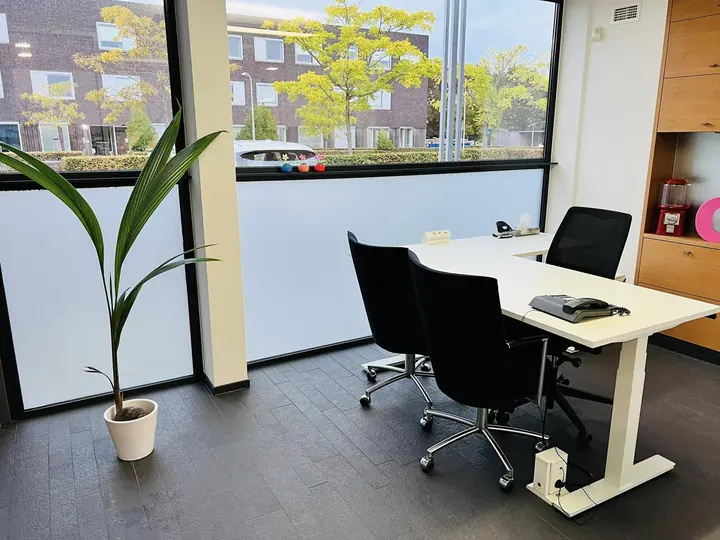 Kantoor met matglasfolie tegen inkijk