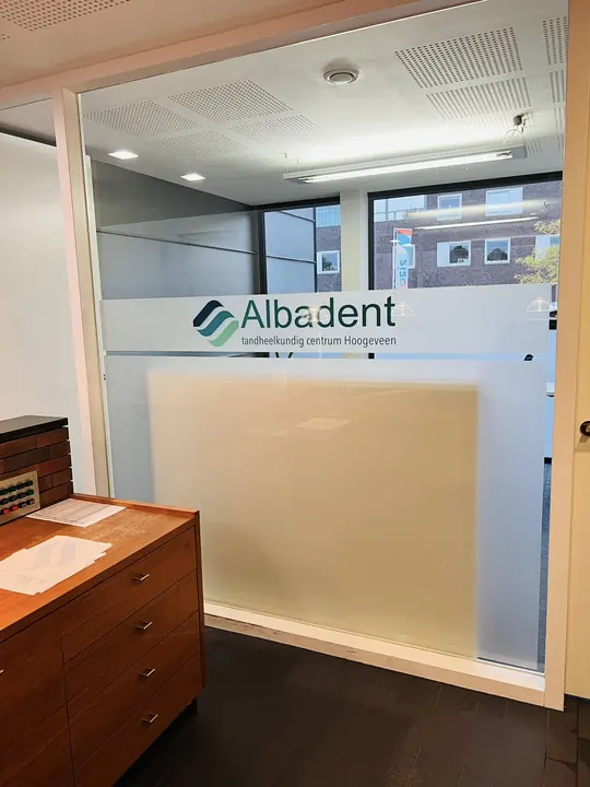 Etsfolie met logo voor Albadent