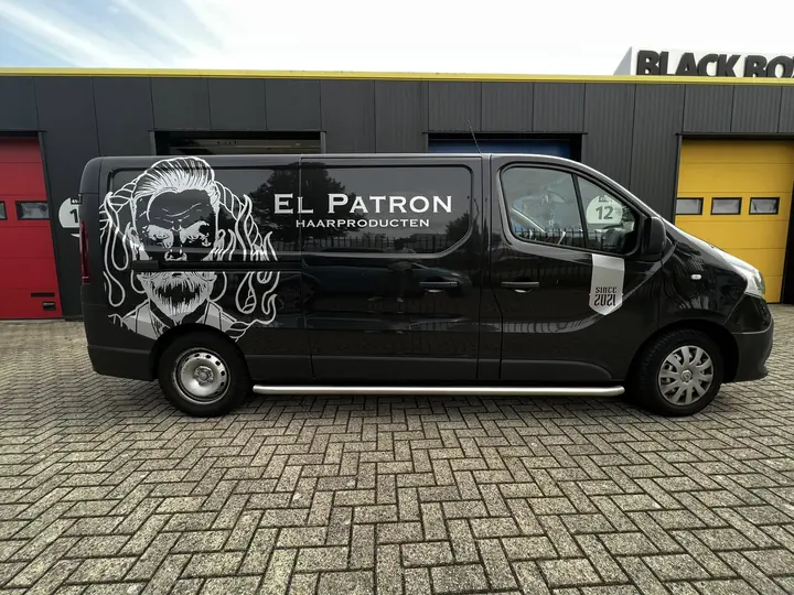 El Patron: bus volledig in huisstijl