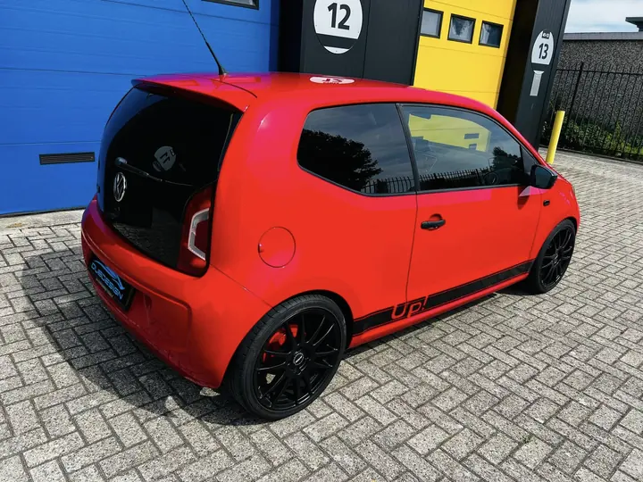 Volkswagen up! met zwarte striping
