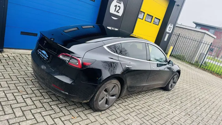 Tesla Model 3 met geblindeerde ramen