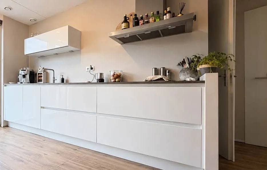 Keuken in hoogglans wit, voor de wrap